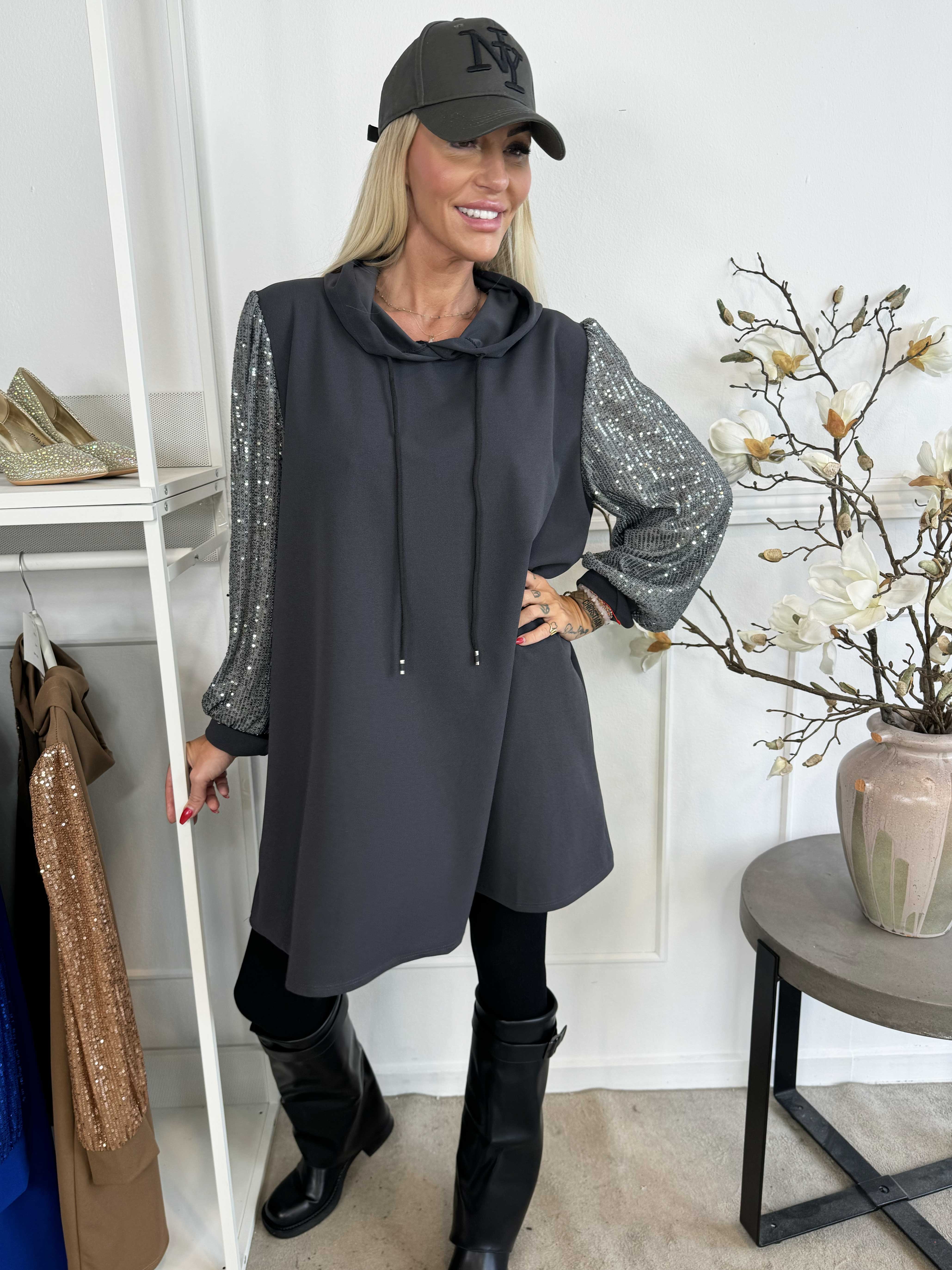 Adara - Ensfarvet hoodiekjole med pailletærmer